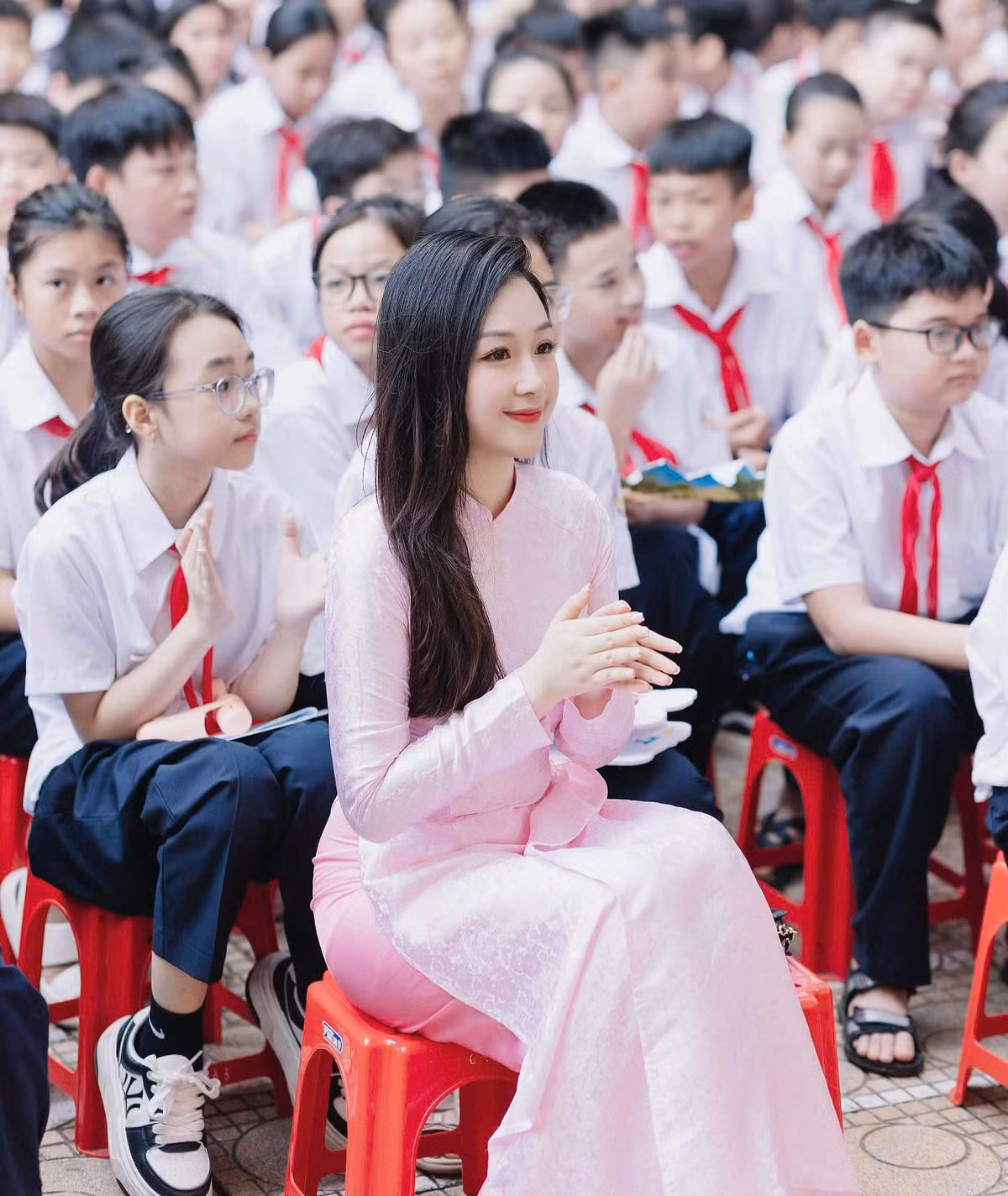 Giống như nhiều đồng nghiệp, cô chọn áo dài truyền thống làm trang phục cho ngày khai trường.