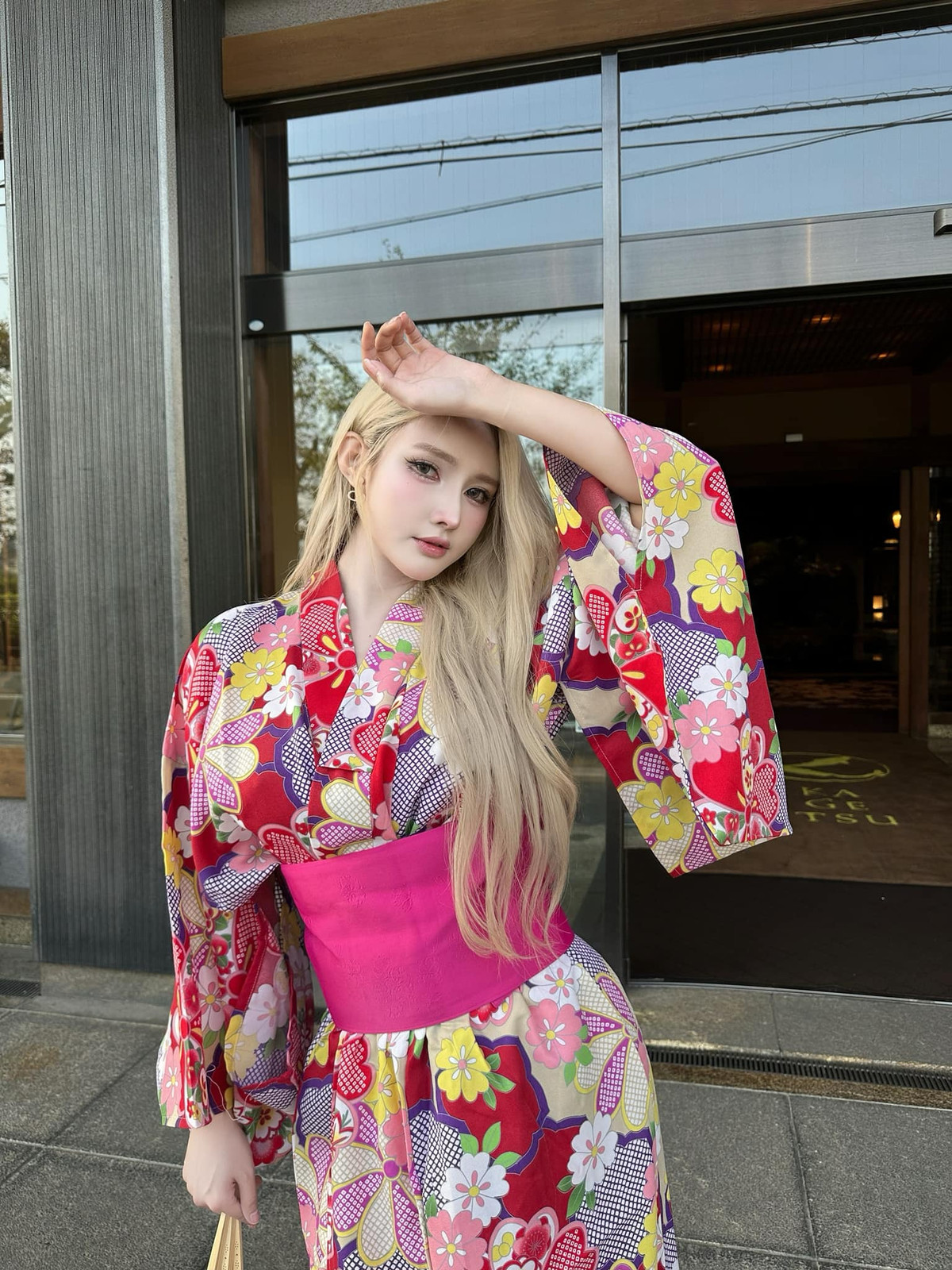 Cô nàng thả dáng bên một góc phố nhỏ.