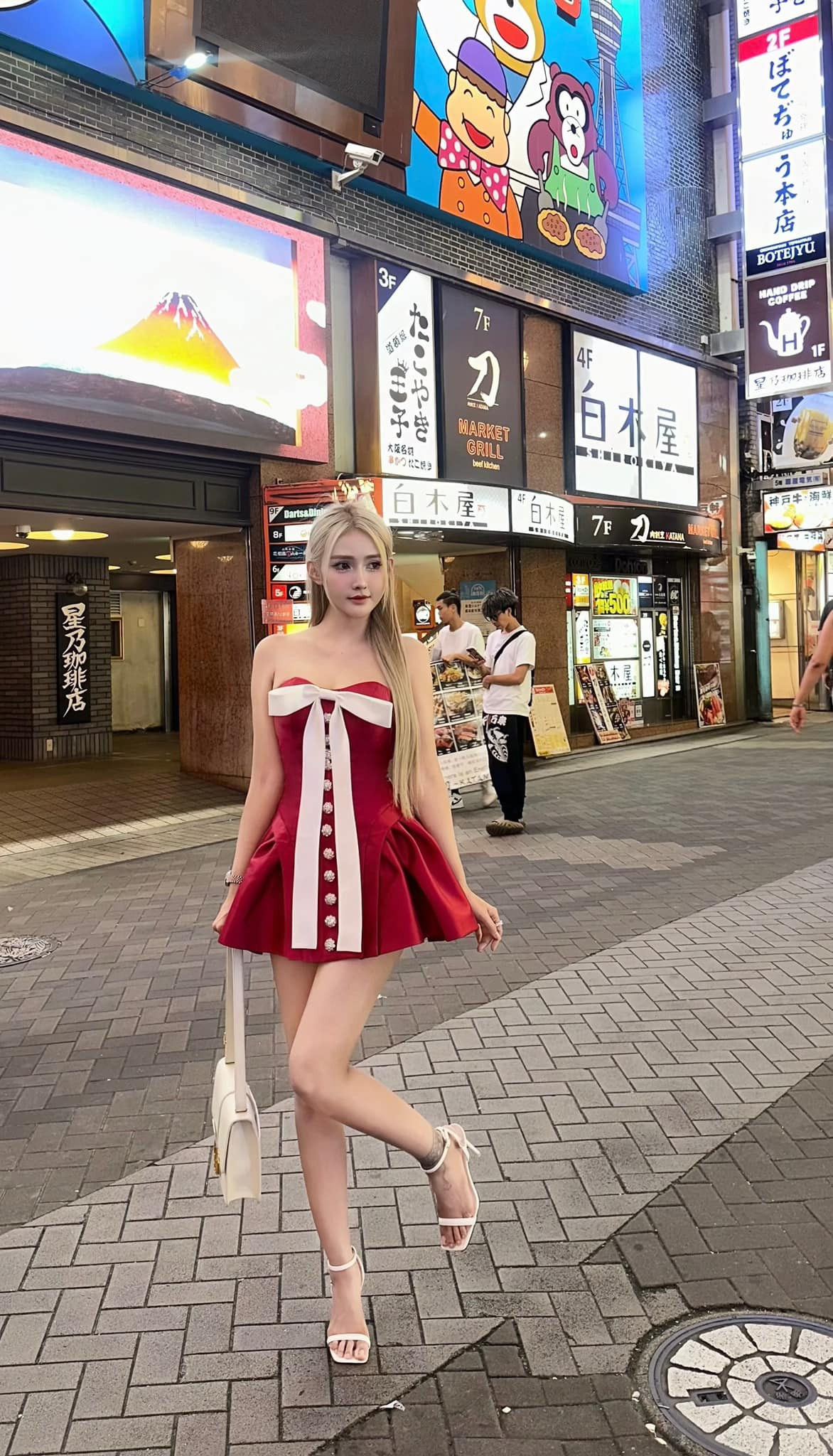 Trong chuyến du lịch Nhật Bản lần này, Jenny Yến cũng chuẩn bị nhiều trang phục khác nhau, phù hợp với từng điểm đến, trong đó có chiếc váy cúp ngực xòe ngắn.