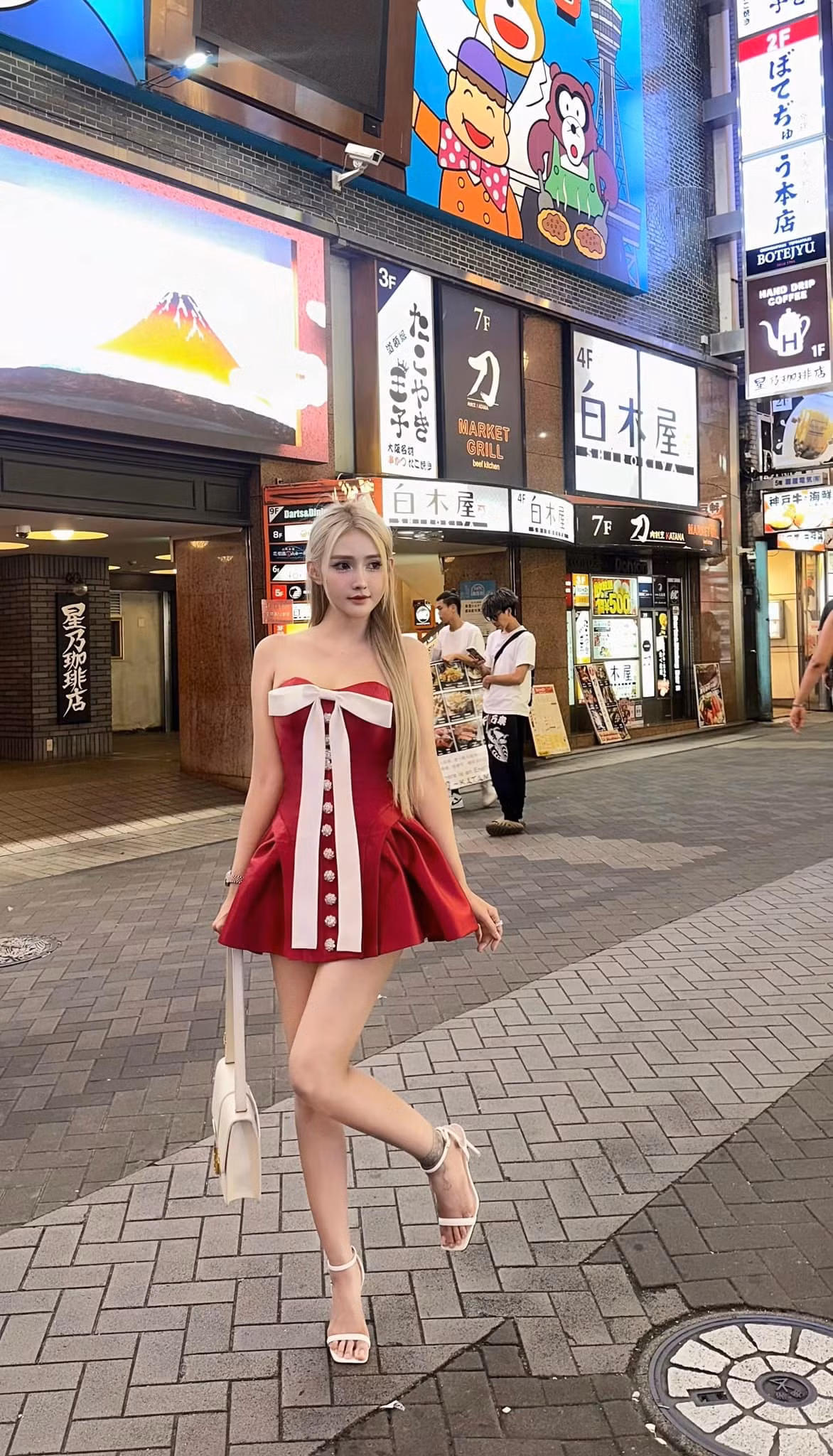 Trong chuyến du lịch Nhật Bản lần này, Jenny Yến cũng chuẩn bị nhiều trang phục khác nhau, phù hợp với từng điểm đến, trong đó có chiếc váy cúp ngực xòe ngắn.