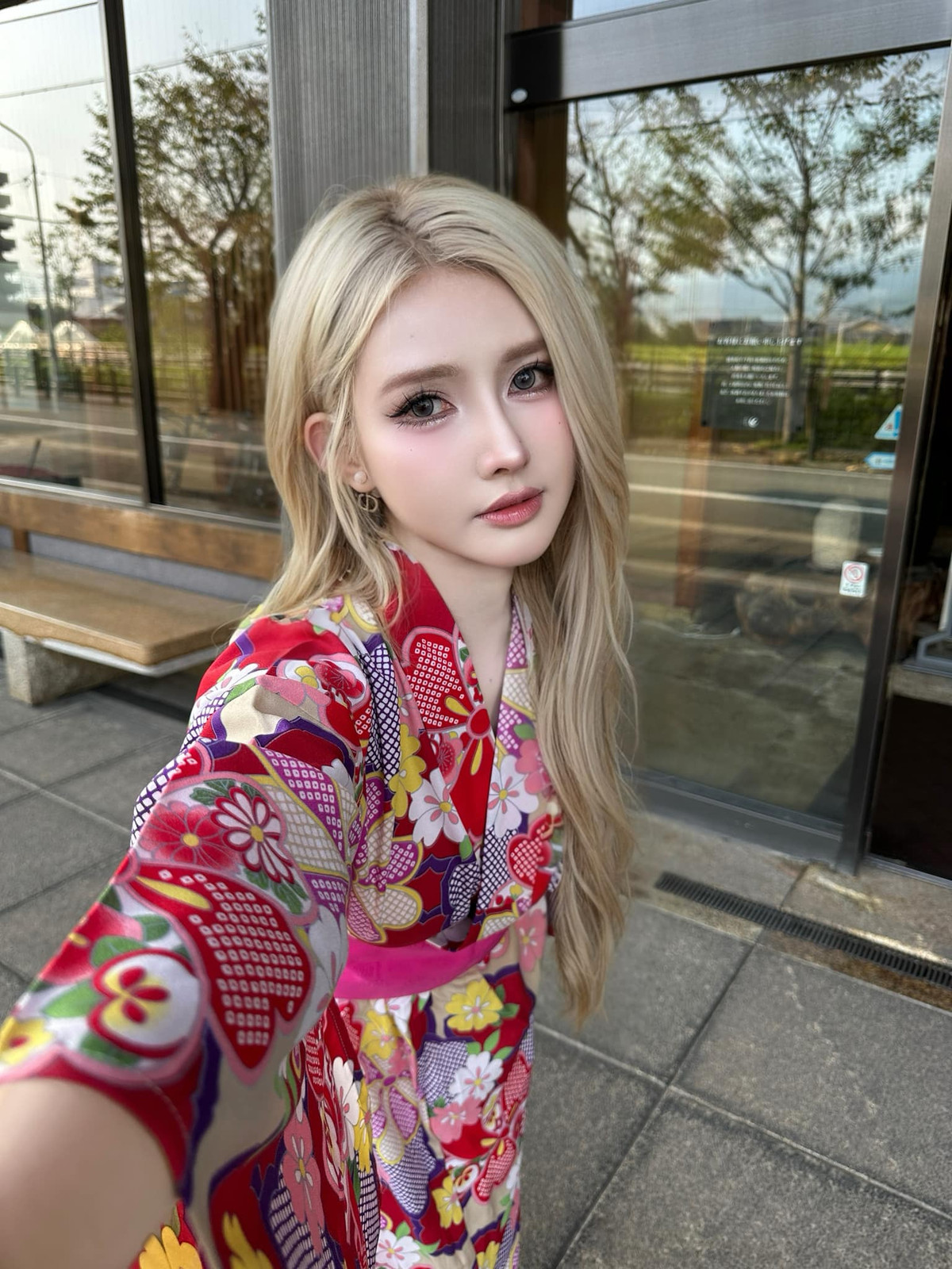 Nữ DJ diện trang phục truyền thống của Nhật Bản kimono màu sắc sặc sỡ, bắt mắt.