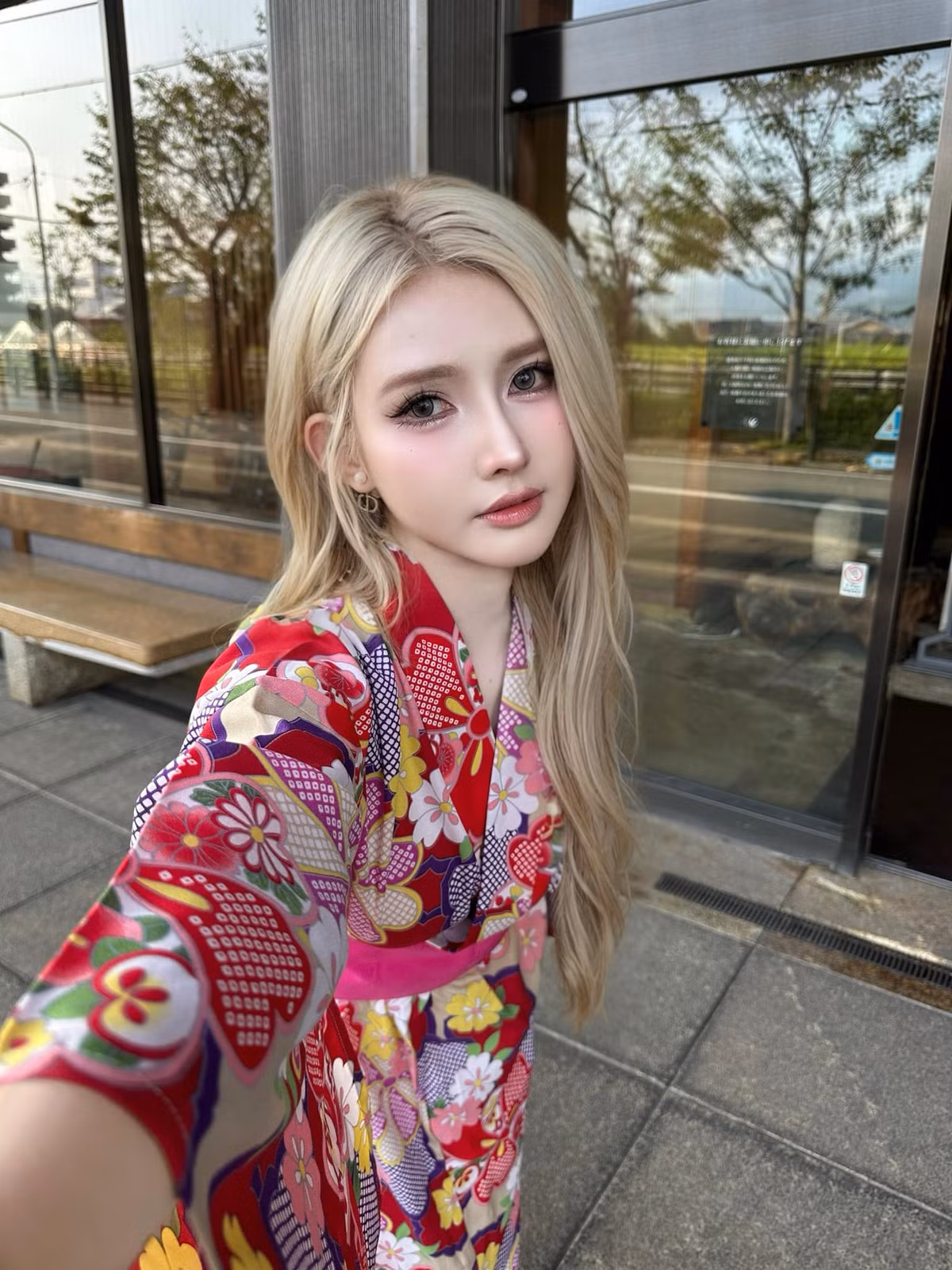 Nữ DJ diện trang phục truyền thống của Nhật Bản kimono màu sắc sặc sỡ, bắt mắt.