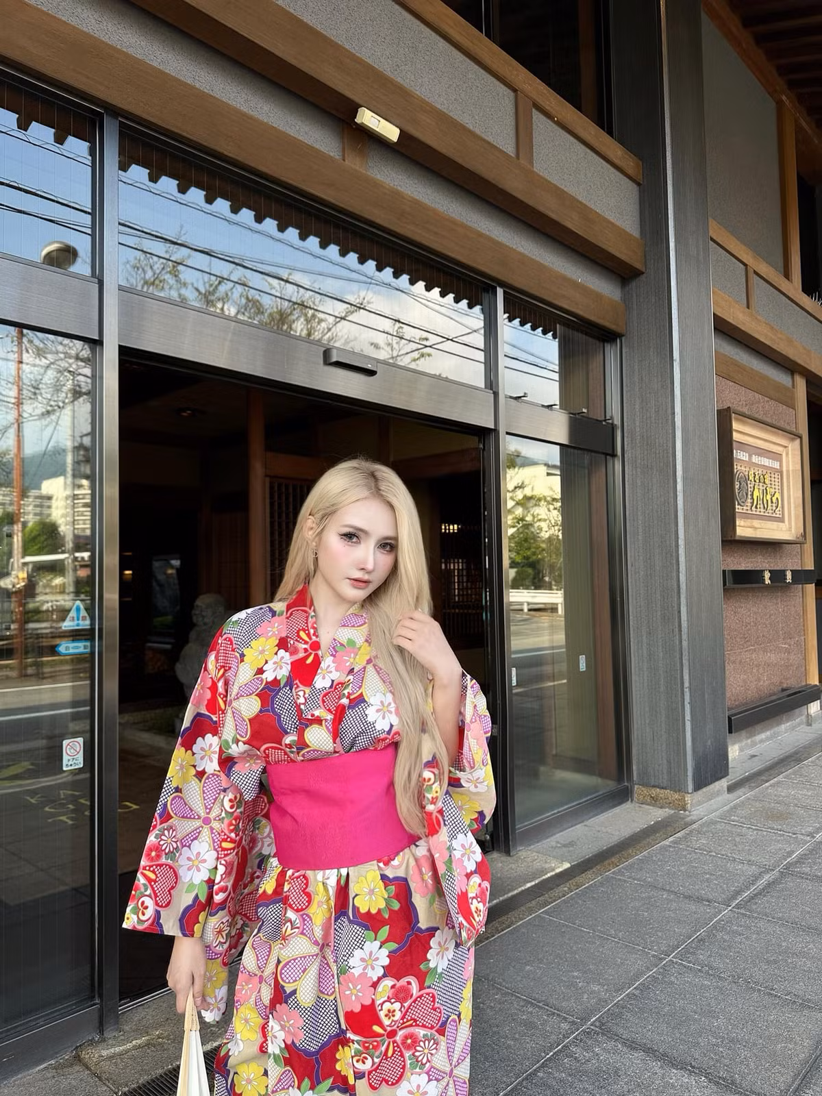 Mới đây trên trang cá nhân, Jenny Yến vừa thả xích loạt ảnh du lịch Nhật Bản. Đến với xứ sở hoa anh đào, cô nàng không bỏ qua những địa điểm chụp hình sống ảo.