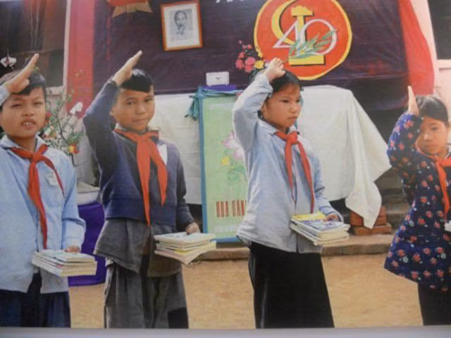 Thời xưa trẻ em chưa có đồng phục hẳn hoi như bây giờ mà chỉ cần mặc áo có cổ, quàng khăn đỏ, mang mũ ca lô.