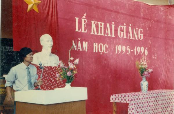 Lễ khai giảng năm học 1995-1996, không cần những lễ lạc phô trương hay những trang thiết bị hiện đại. Mọi thứ diễn ra rất đơn sơ, thầy hiệu trưởng lên phát biểu trong không khí trang nghiêm của ngày tựu trường.