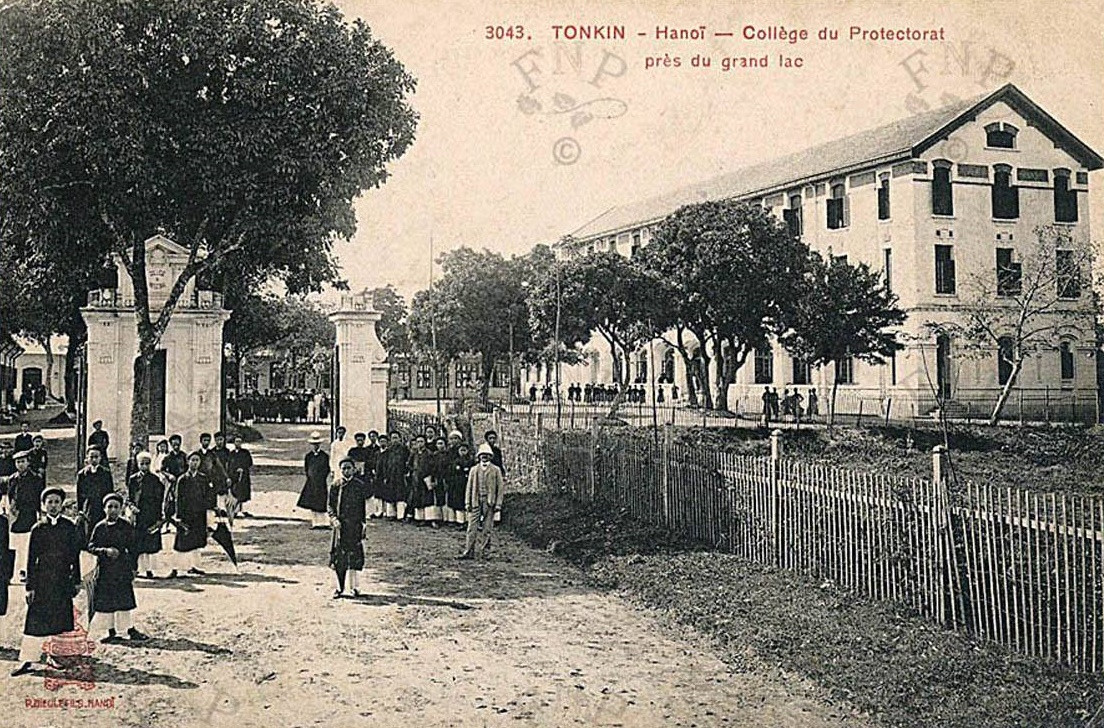 Học sinh trường Bưởi (tức THPT Chu Văn An, Hà Nội bây giờ) nô nức tham gia lễ khai giảng với trang phục áo dài truyền thống, đầu vấn khăn.