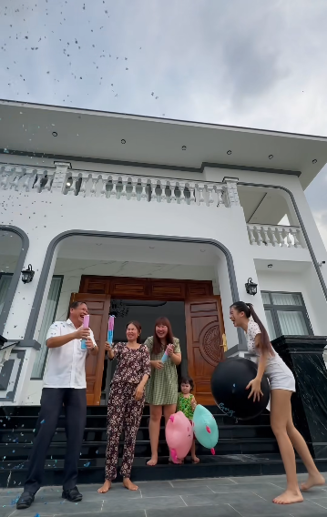 Yến Xuân cũng thông báo tin mừng đến cho bố mẹ ruột.