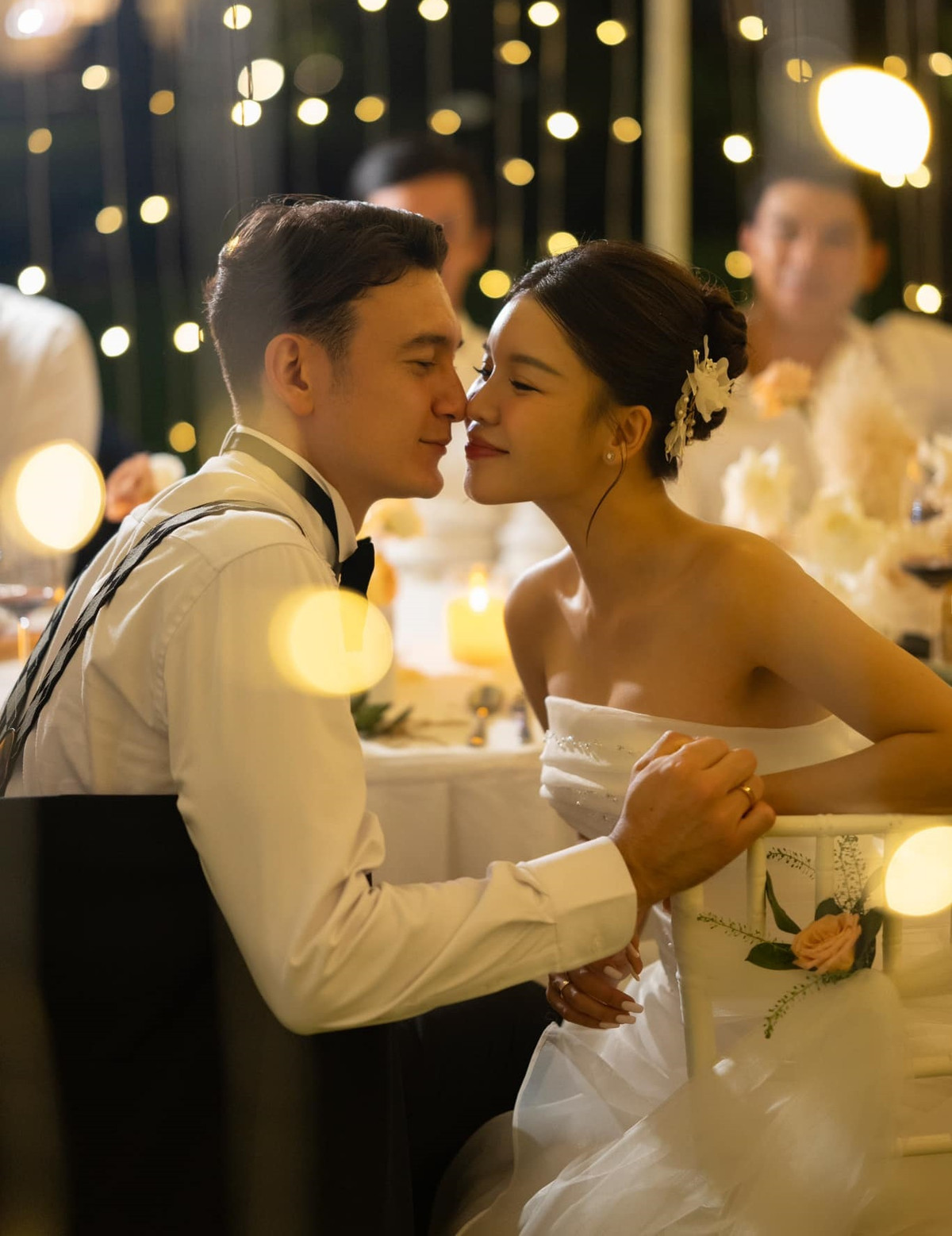 Đám cưới của cặp đôi được tổ chức thân mật, không mời quá nhiều bạn bè và quan khách đến dự.