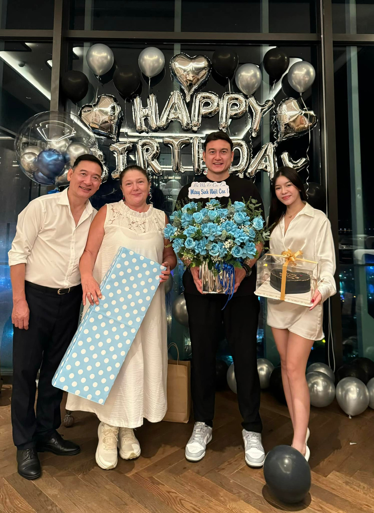 Nàng dâu Yến Xuân cũng được nhà chồng yêu mến khi cả nhà thường xuất hiện cùng nhau trong nhiều dịp quan trọng. (Ảnh: FB Đặng Văn Lâm)