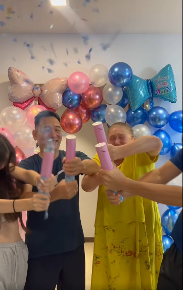 Đặng Văn Lâm còn chia sẻ khoảnh khắc báo tin vui này đến gia đình hai bên. Bố mẹ và em gái của nam thủ môn sau khi biết được tin vui cũng vô cùng hạnh phúc, ôm chầm nhau nhảy vòng tròn.