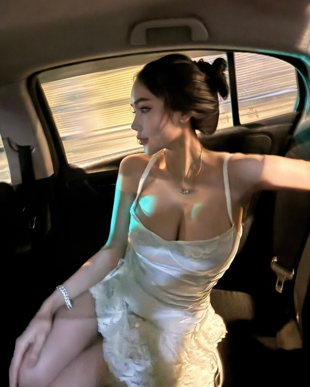 Dương Mỹ Diện sinh năm 2000, cô nàng còn được biết đến với biệt danh hot girl Cam Cam. Biệt danh này có lẽ đến từ vùng đất nơi cô sinh ra - đất mũi Cà Mau.