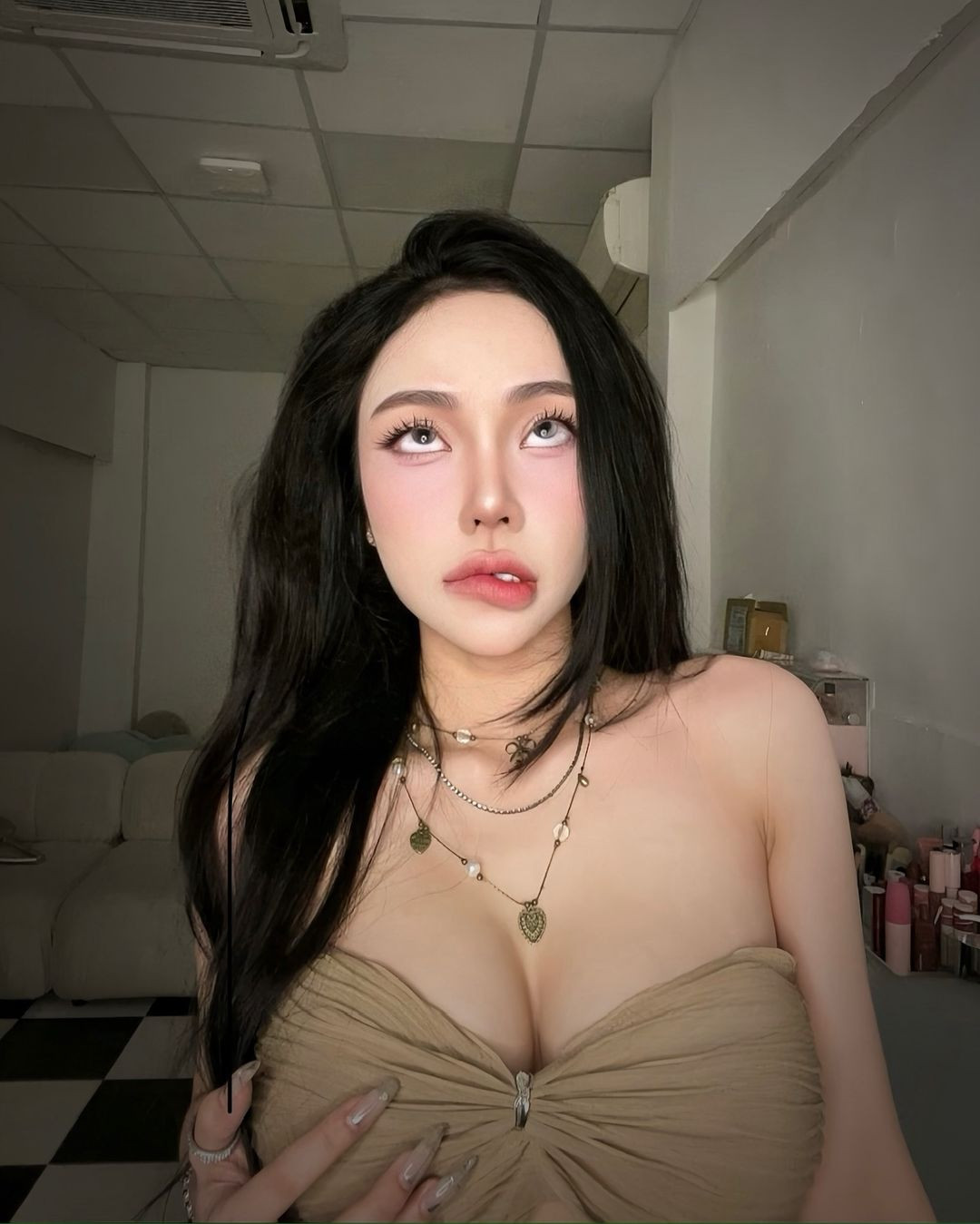 Không chỉ vậy, biểu cảm "hư đốn" của cô nàng khiến fan phải mắt chữ A, miệng chữ O. Nhiều người đã để lại bình luận: "Hư quá nha, nhưng mà tui thích", "uầy xinh đẹp tuyệt vời".