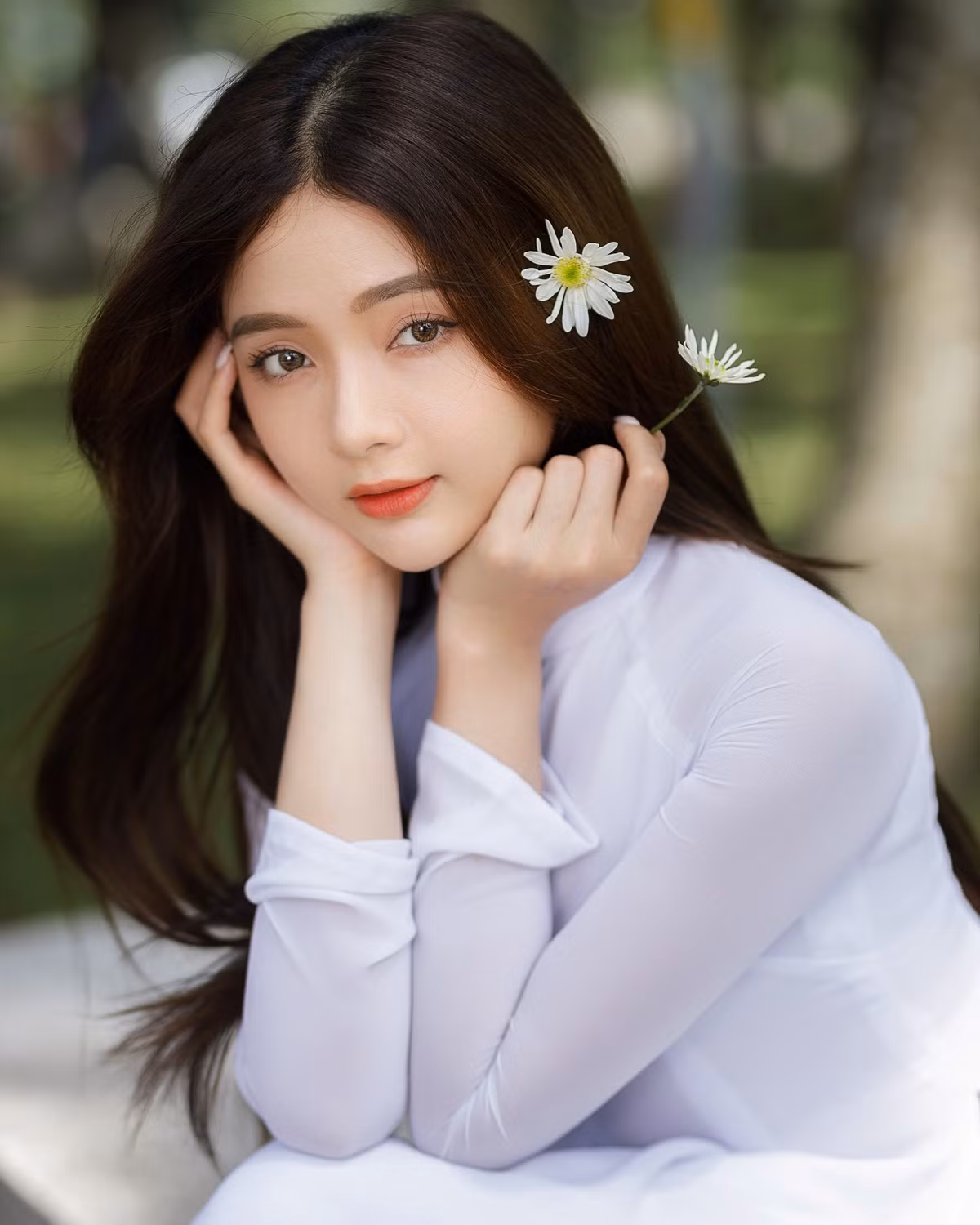 Từ một nữ sinh bình thường, cô được dư luận quan tâm, đặt cho biệt danh "hot girl ảnh thẻ" hay "búp bê ảnh thẻ".