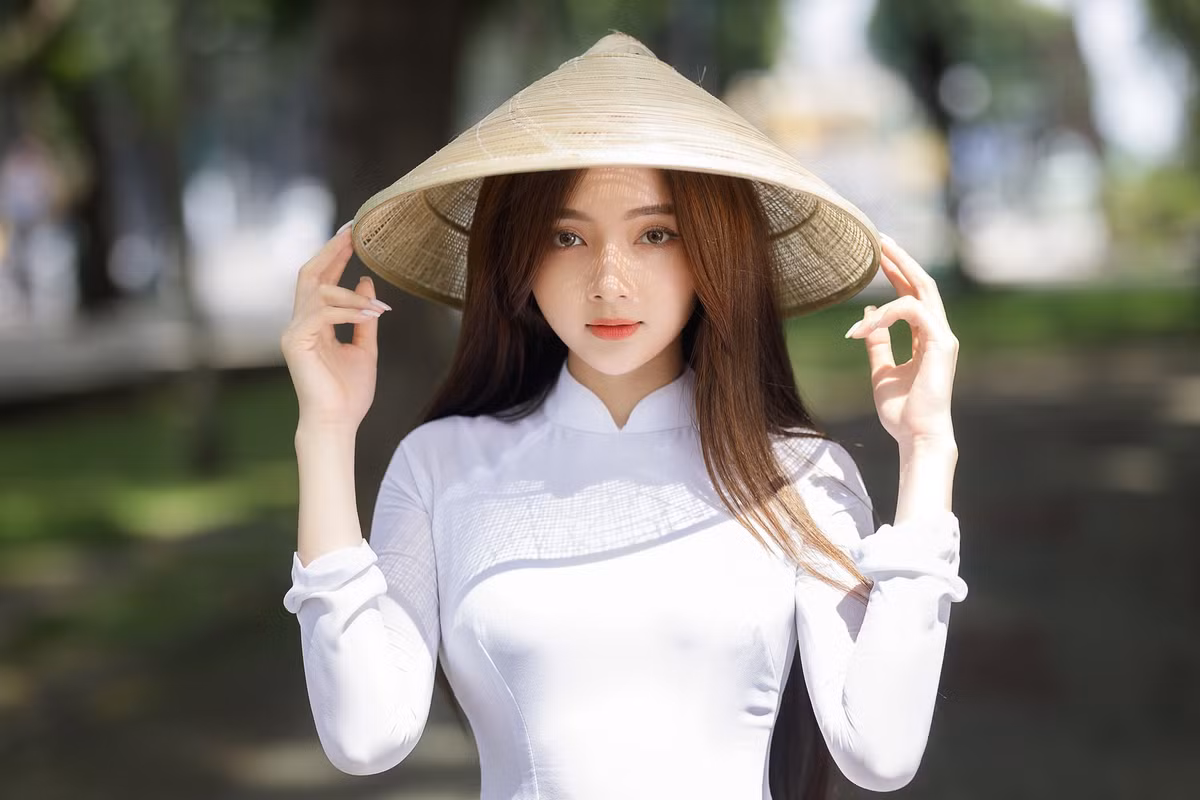 Có những cô nàng nổi lên chỉ từ một khoảnh khắc vô tình được ghi lại, hay một bức ảnh giản đơn. Lê Lý Lan Hương (SN 1994) là một trường hợp như vậy.