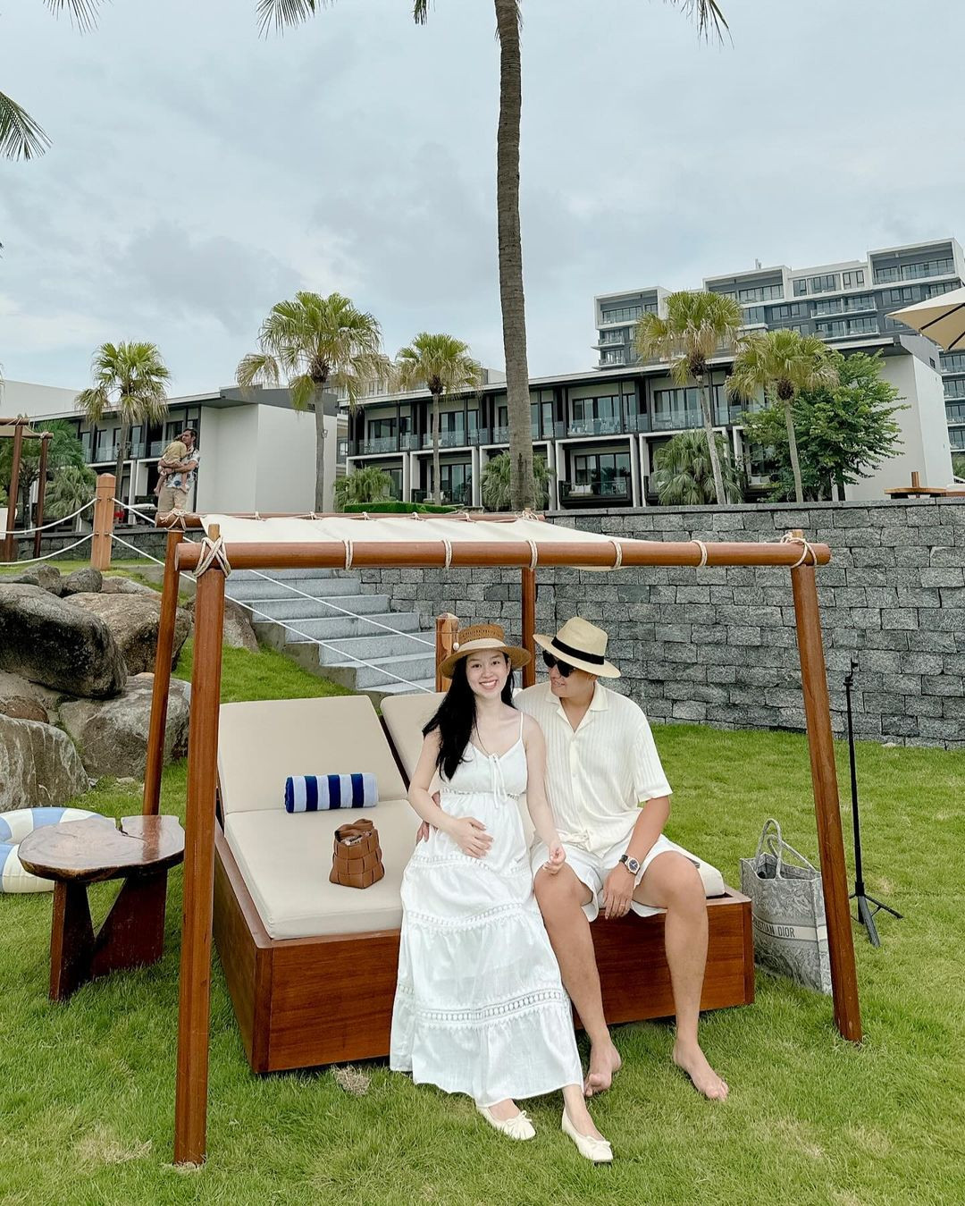 Nữ diễn viên tiết lộ chồng là người ân cần, chu đáo, yêu thương con trai của cô như con ruột.