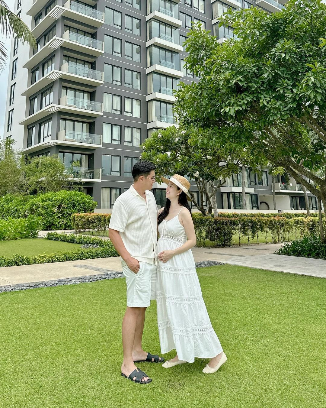 Sau khi lên xe hoa với ông xã Ngọc Sơn vào tháng 10/2023, Ly Kute không ngại khoe những khoảnh khắc ngọt ngào của 2 vợ chồng lên trang cá nhân.