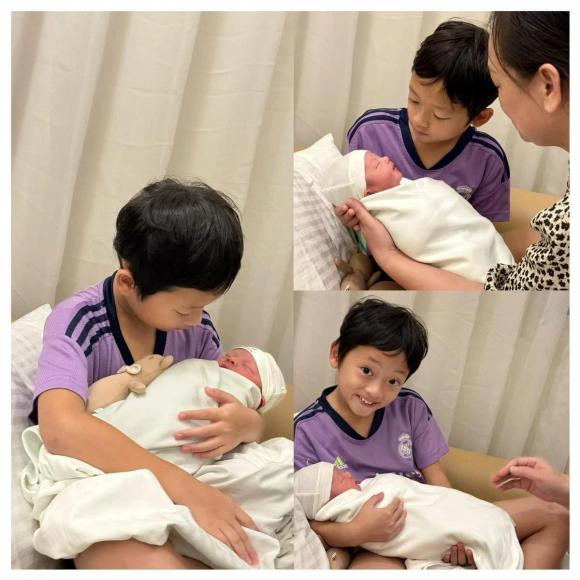 Ngày 24/9, Ly Kute thông báo chính thức gia nhập hội mẹ 2 con. Được biết bé thứ 2 của cựu hot girl là một bé trai. Khung cảnh gia đình nhỏ quây quần bên nhau, anh trai Khoai Tây lần đầu bế em khiến ai cũng cảm thấy hạnh phúc lây.