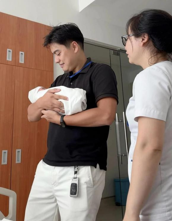 Ly Kute viết: "Con chào các cô các bác các chú ạ. Mẹ con đã hoàn thành nhiệm vụ rùi ạ. Chào con yêu đã đến với thế giới của bố mẹ và anh Tây, chào mừng đến với gia đình nhỏ của chúng mình. Mong con khoẻ mạnh, trưởng thành, hạnh phúc trong mỗi bước đi của cuộc đời. Cả nhà mình yêu con".