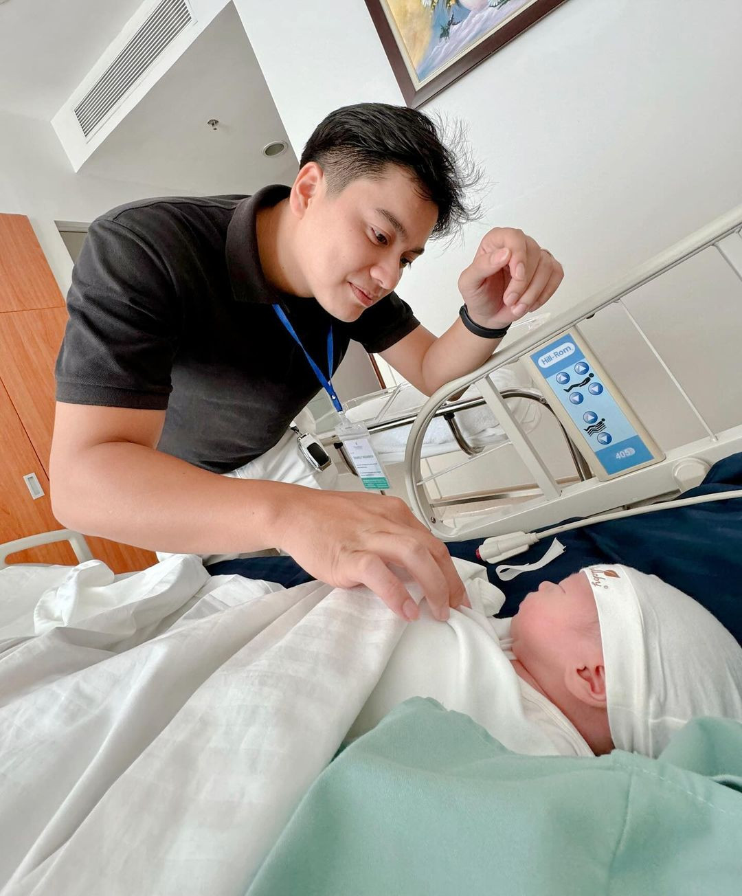 Khoảnh khắc chồng Ly Kute âu yếm nhìn con trai khiến nhiều người đã phải thốt lên: "Lần này Ly chọn đúng người rồi".