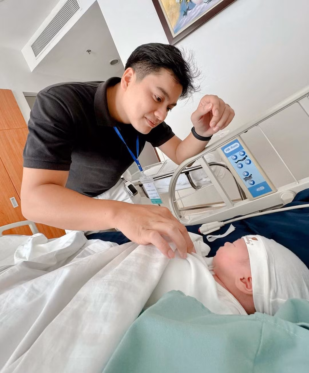 Khoảnh khắc chồng Ly Kute âu yếm nhìn con trai khiến nhiều người đã phải thốt lên: "Lần này Ly chọn đúng người rồi".