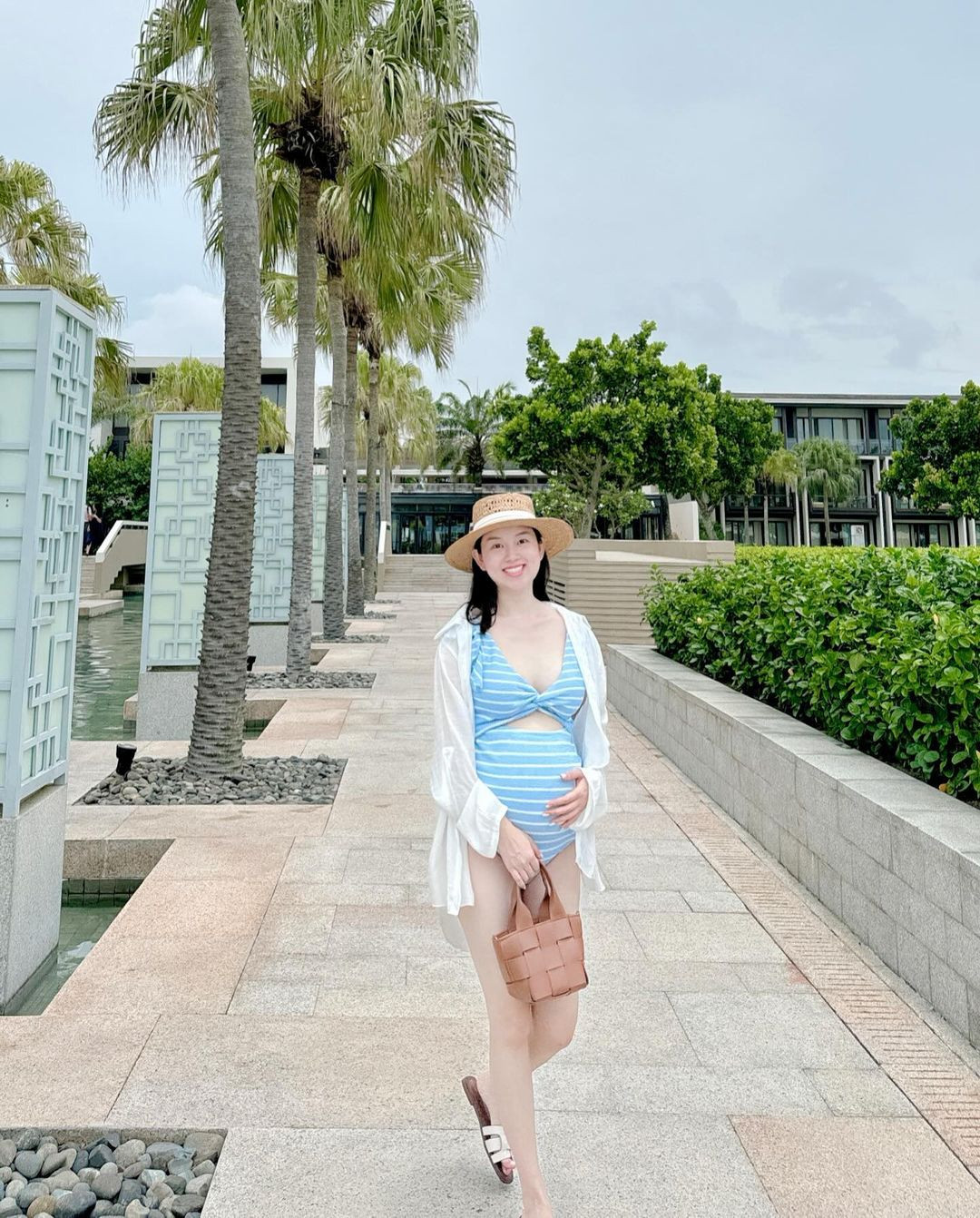 So với thời điểm mới nổi tiếng, cô nàng ở hiện tại sở hữu nhan sắc vẫn xinh đẹp, có phần sắc sảo, mặn mà hơn.