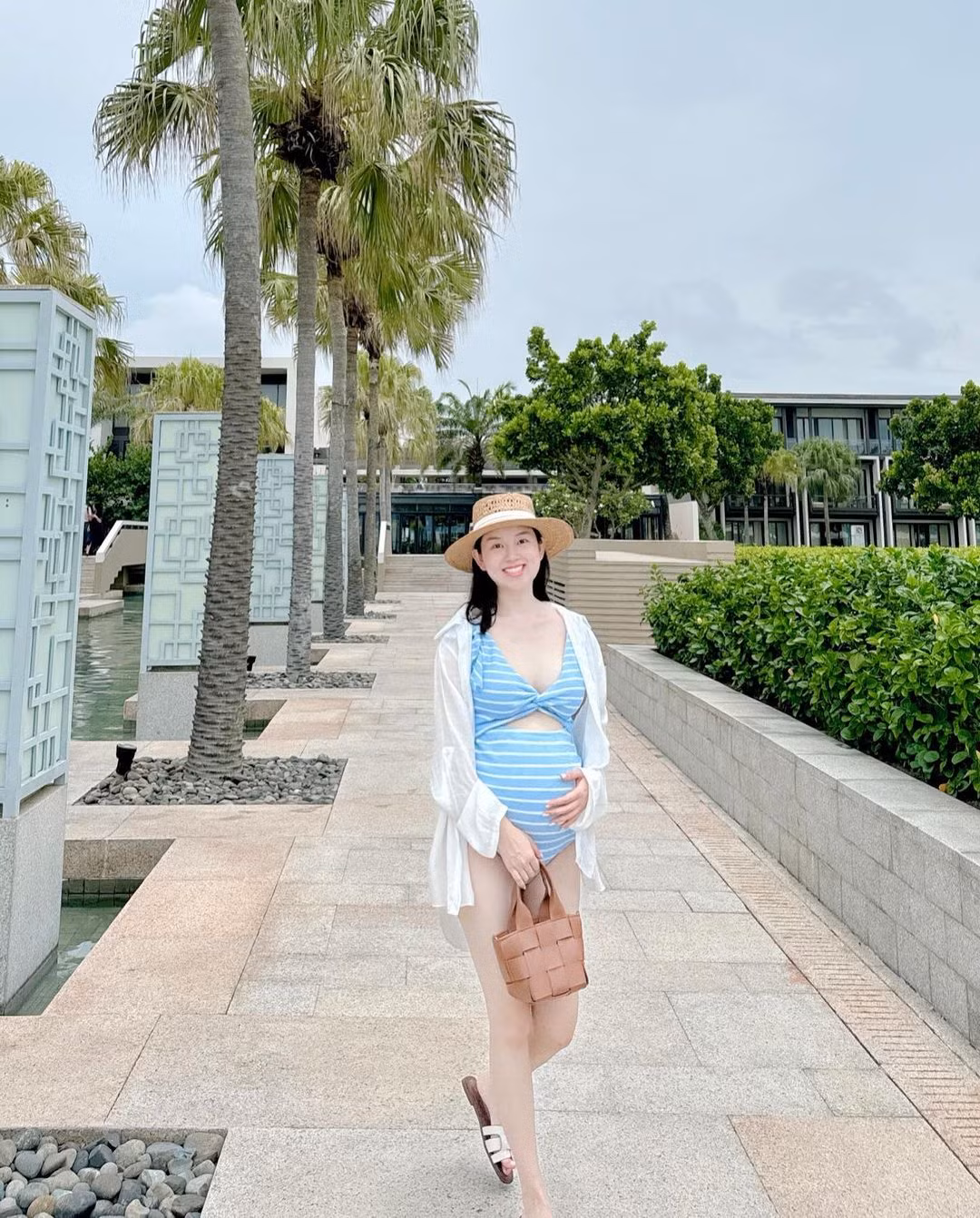 So với thời điểm mới nổi tiếng, cô nàng ở hiện tại sở hữu nhan sắc vẫn xinh đẹp, có phần sắc sảo, mặn mà hơn.