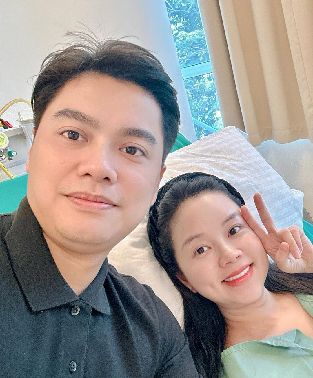 Dù mới trải qua cuộc vượt cạn, Ly Kute vẫn cười tươi rạng rỡ bên chồng.