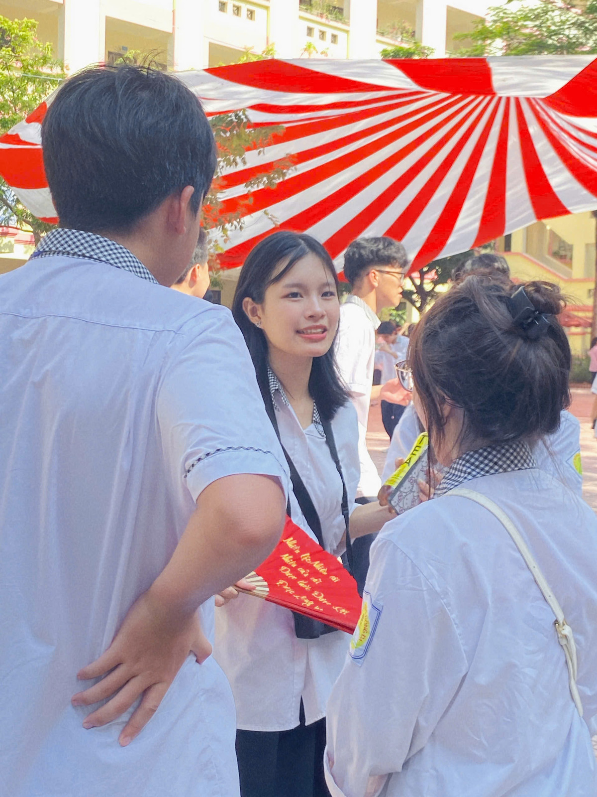 Chẳng cần trang điểm quá cầu kỳ, chẳng cần váy vóc lụa là kiểu cách, áo đồng phục cũng đủ để làm nổi bật vẻ đẹp tinh khôi tuổi học trò. (Ảnh: Trầm Phương)