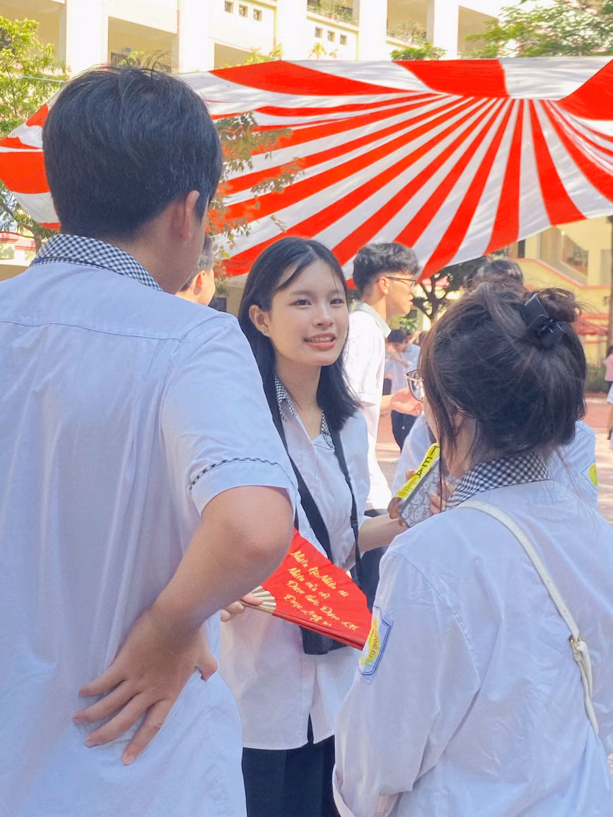 Chẳng cần trang điểm quá cầu kỳ, chẳng cần váy vóc lụa là kiểu cách, áo đồng phục cũng đủ để làm nổi bật vẻ đẹp tinh khôi tuổi học trò. (Ảnh: Trầm Phương)