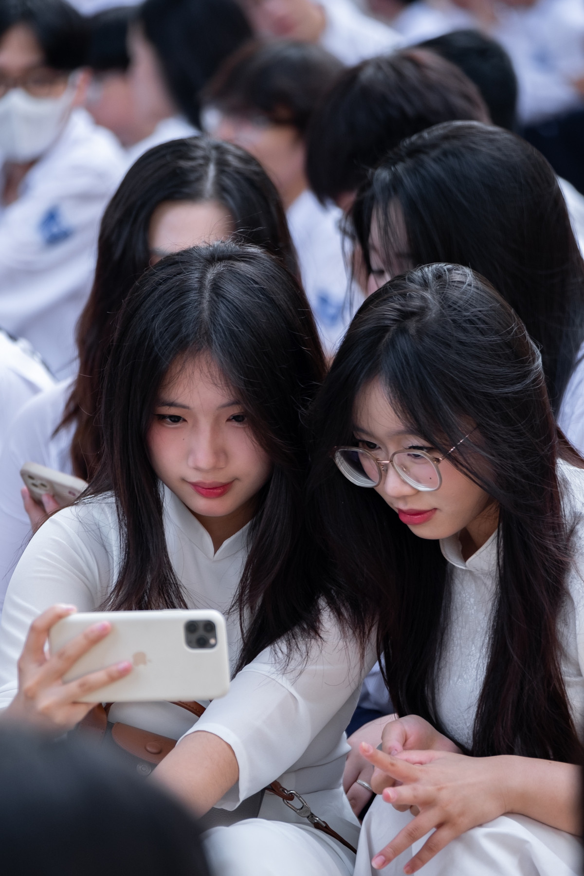 Diện áo dài trắng, nhìn nữ sinh nào cũng nhẹ nhàng hơn (Ảnh: Lữ Phụng Tiên)