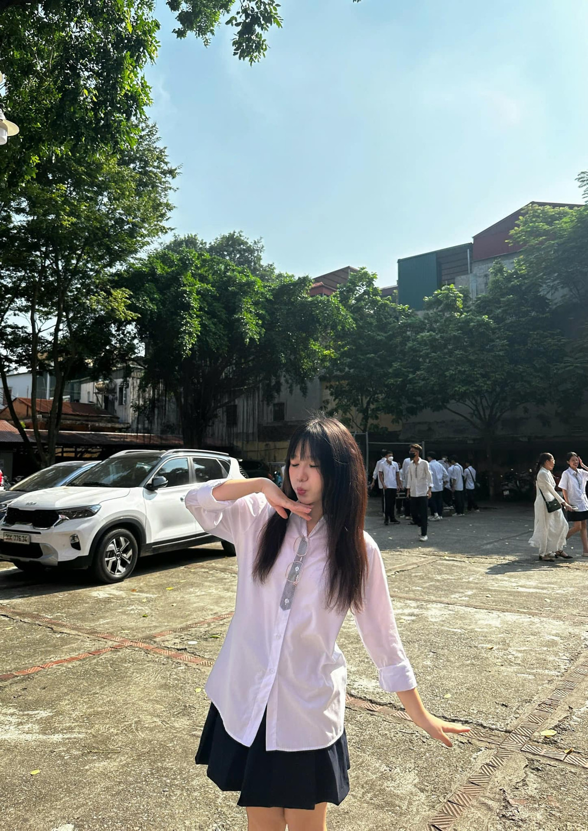 Thời tiết nắng đẹp hôm nay ở Hà Nội cũng rất thích hợp để các em học sinh check-in, lưu giữ lại những khoảnh khắc đẹp nhất. (Ảnh: Đào Thu Trang)