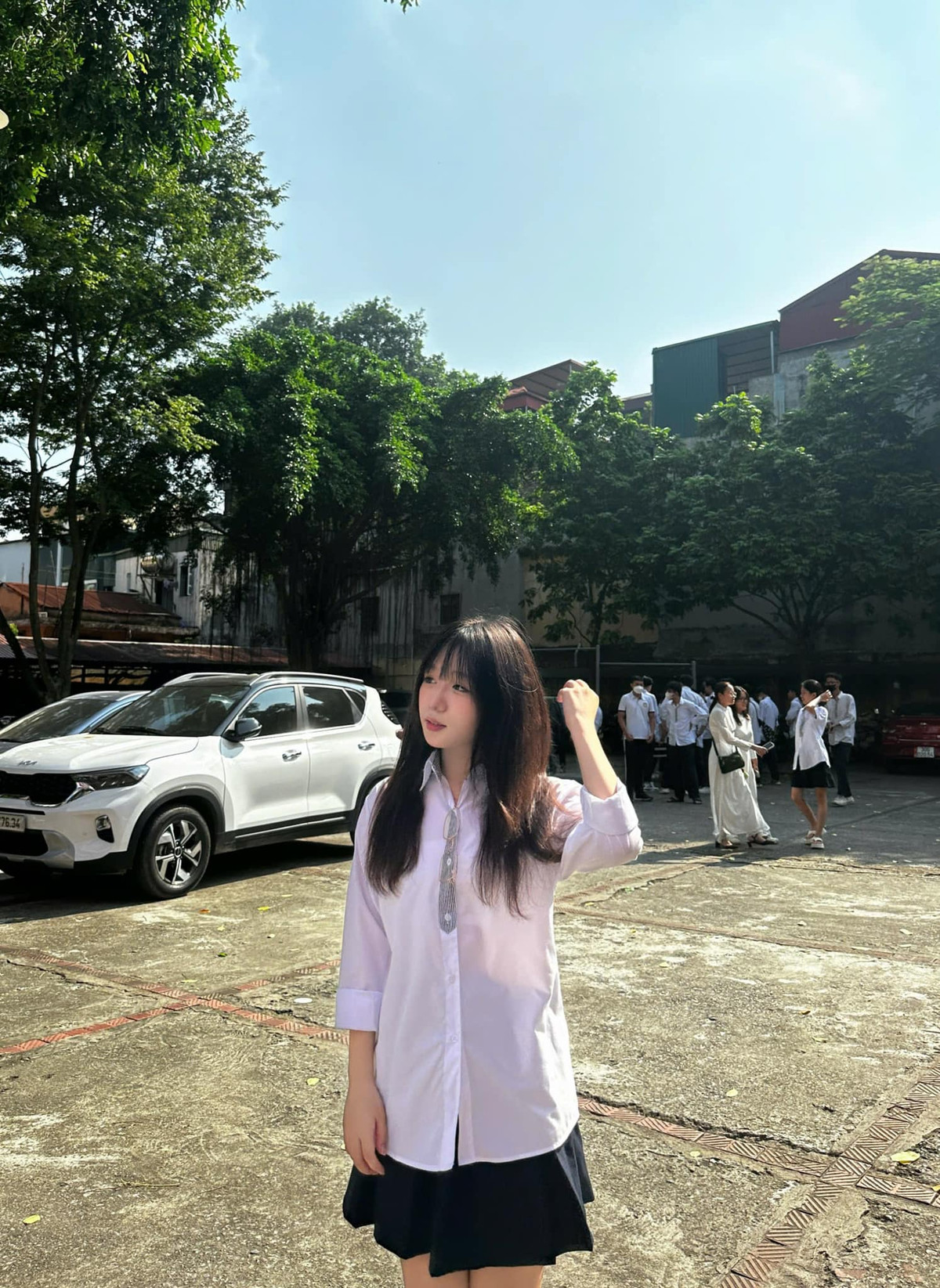 Sự kết hợp giữa áo đồng phục cùng chân váy ngắn tạo nên vẻ đẹp năng động. (Ảnh: Đào Thu Trang)