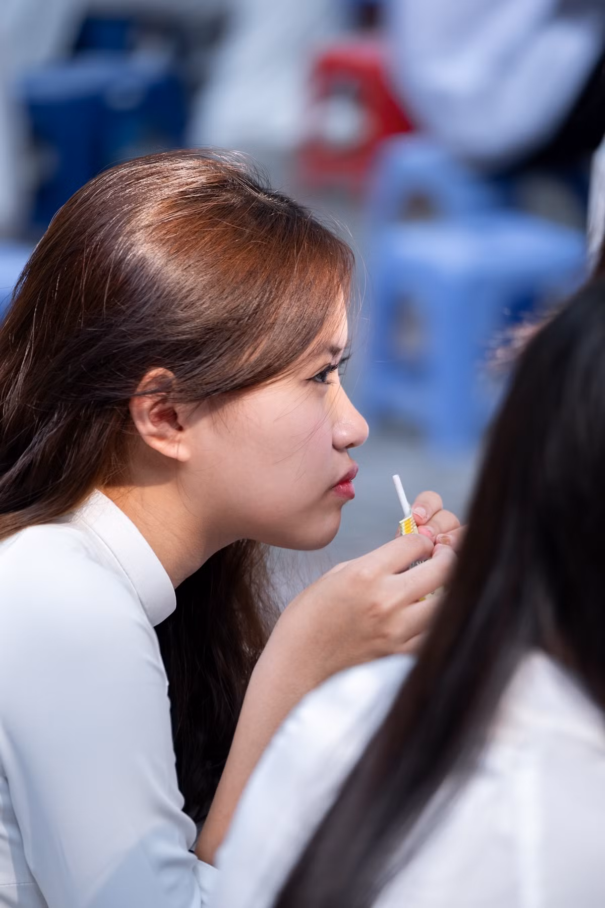 Cô bạn này đang chăm chú nghe lời dặn dò, phát biểu của lãnh đạo trường. (Ảnh: Lữ Phụng Tiên)