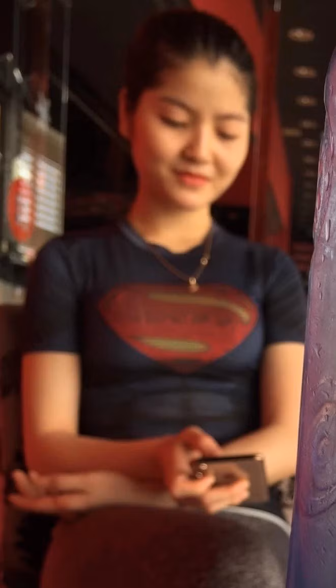 Phong cách ăn mặc càng khiến cho cô nàng thêm phần đứng tuổi. (Ảnh: Internet)