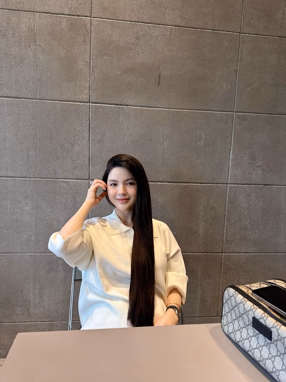 Nhiều người để lại bình luận khen cô nàng về nhan sắc, đồng thời khuyên Chu Thanh Huyền không nên chỉnh sửa nhan sắc nữa: "Thế này xinh rồi nha, giữ thế thôi đừng can thiệp gì nữa", "công nhận sửa lại nhìn tự nhiên hơn, không bị cùng 1 màu như nhiều mỹ nhân thẩm mỹ". (Ảnh: FBNV)