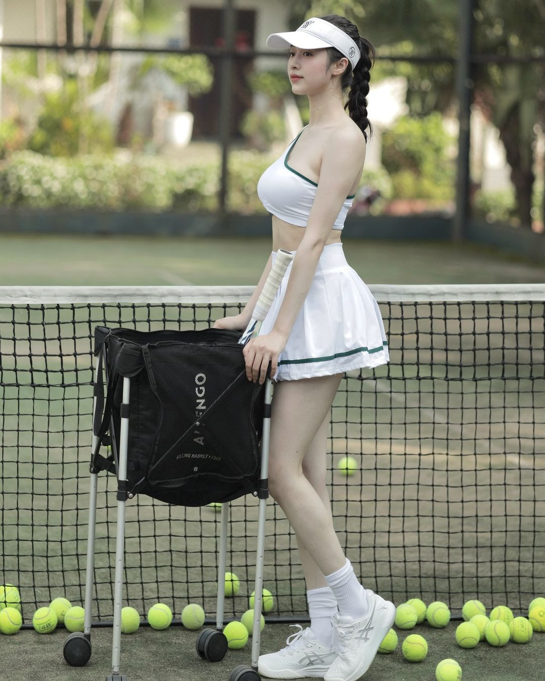 Nàng hot girl sinh năm 1996, quê Quảng Ninh, sở hữu chiều cao 1,70m với số đo 3 vòng lý tưởng (87-62-91 cm).