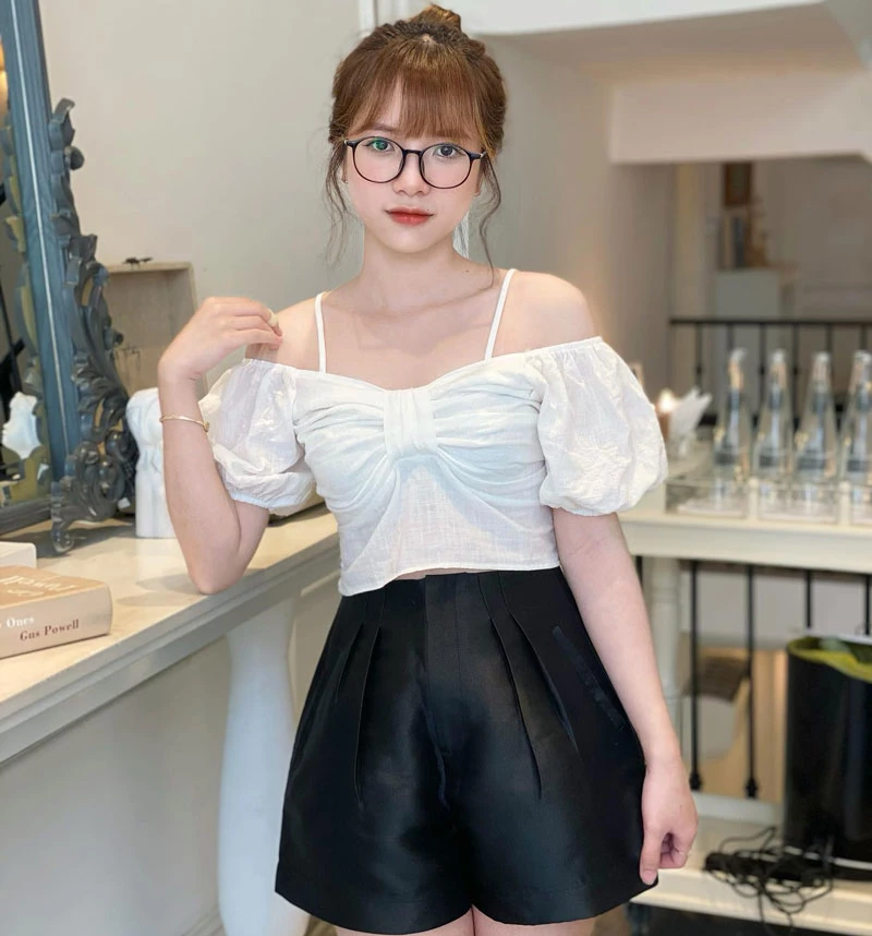 Ngoài ra Thu Hằng còn là quản lý của một page nhỏ chuyên về vẽ chân dung và tranh dán tường.