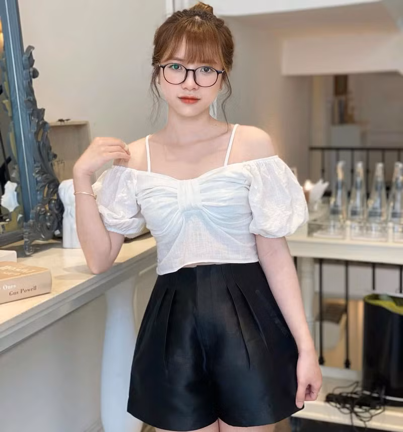 Ngoài ra Thu Hằng còn là quản lý của một page nhỏ chuyên về vẽ chân dung và tranh dán tường.