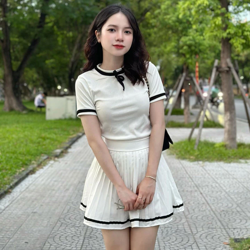 Kể từ khi nổi tiếng nhờ bức ảnh đi học quân sự, Thu Hằng lấn sân sang lĩnh vực mẫu ảnh.