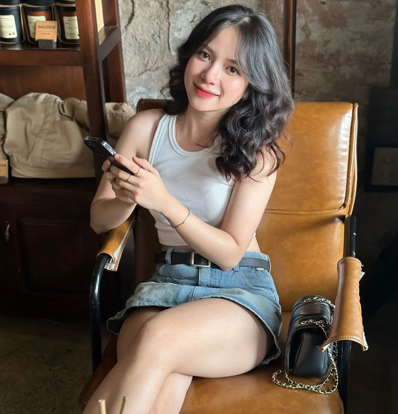 Trên trang cá nhân cô nàng thường đăng tải những hình ảnh về cuộc sống cá nhân, những buổi cafe cùng bạn bè.