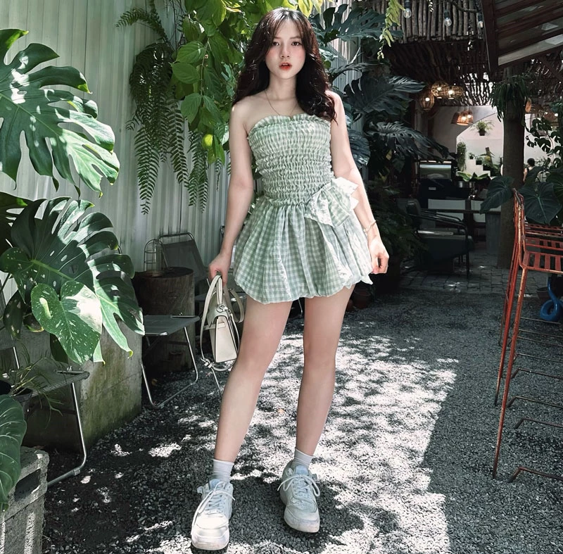 Nhờ vẻ ngoài nổi bật, cô nhận được rất nhiều lời mời hợp tác từ các nhãn hàng thời trang.