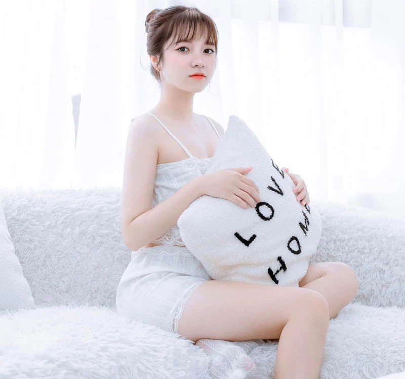 Nhan sắc của Đào Thu Hằng được mọi người đánh giá cao bởi vẻ đẹp nhẹ nhàng, thuần khiết cùng nụ cười rạng rỡ.