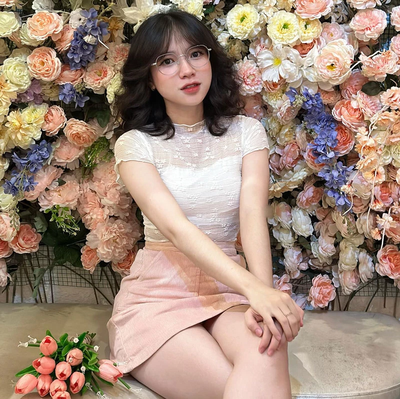 Thu Hằng có phong cách ăn mặc nữ tính, nhẹ nhàng.