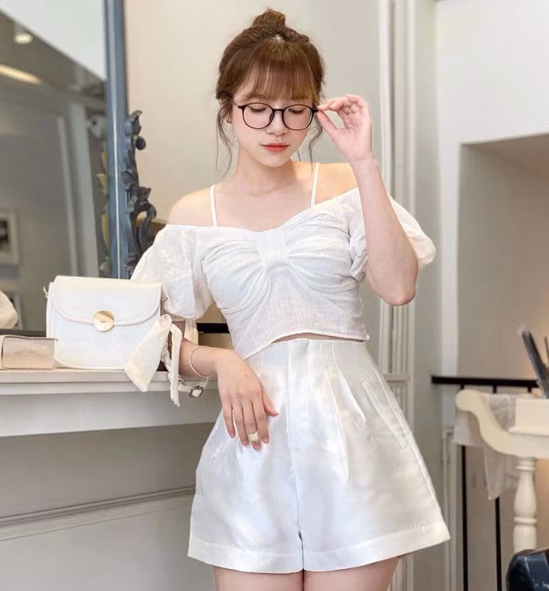 Hiện Thu Hằng thu hút 24.000 người theo dõi trên trang Facebook cá nhân. (Ảnh: FBNV)