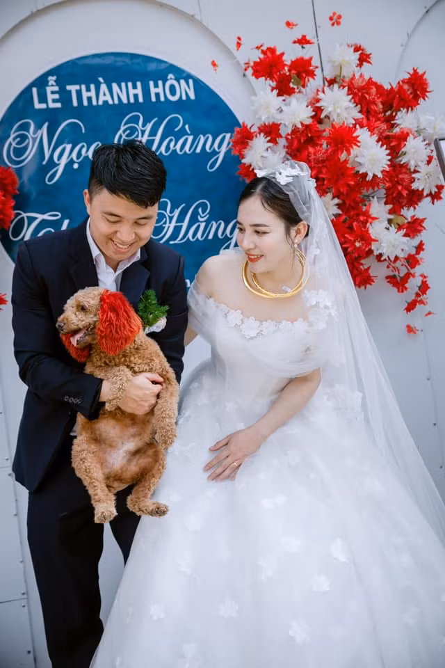 "Nhuộm tóc, làm đẹp để có tấm hình thật chất ngày cưới".