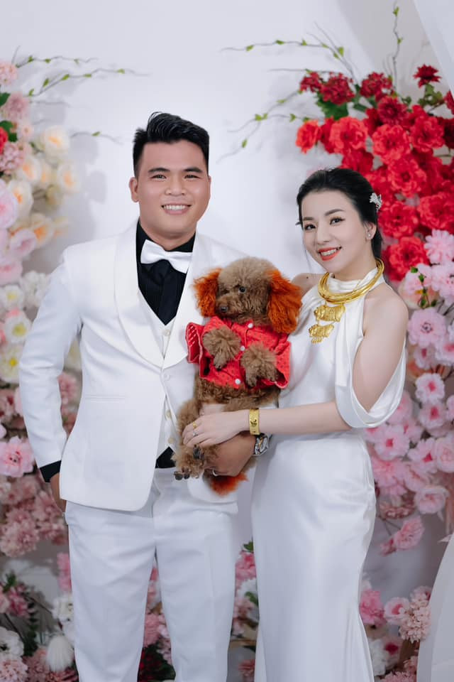 Ngày vui nên chú cún này được mặc bộ đồ vô cùng sặc sỡ.