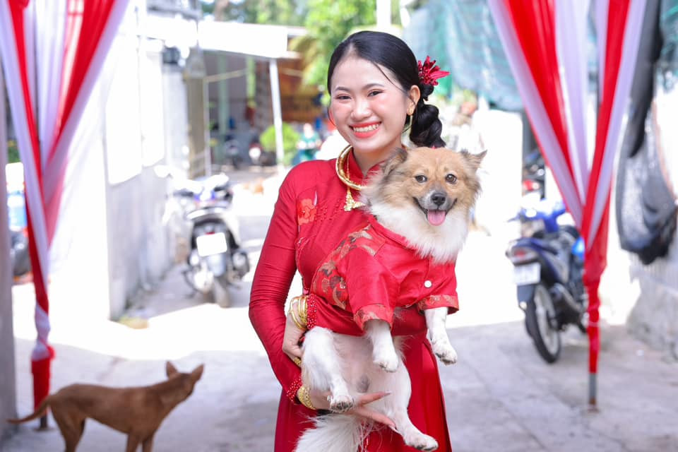 Mới đây trên MXH, một topic tổng hợp những tấm ảnh về "vị khách" đặc biệt trong ngày cưới đã thu hút về rất nhiều sự chú ý. Nhiều cô dâu chú rể đã khoe những khoảnh khắc chụp với cún cưng của mình trong ngày cưới.