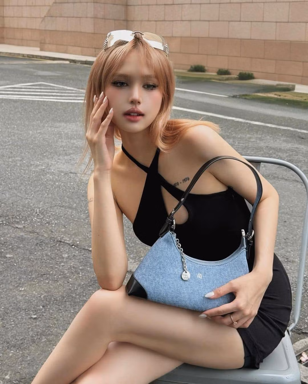 Loạt ảnh đầu tiên của hot girl 2K1 trên mạng xã hội, sau khi chồng cũ lộ ảnh đi cùng một cô gái lạ ở sân bay khiến nhiều người trầm trồ vì sự xinh đẹp.