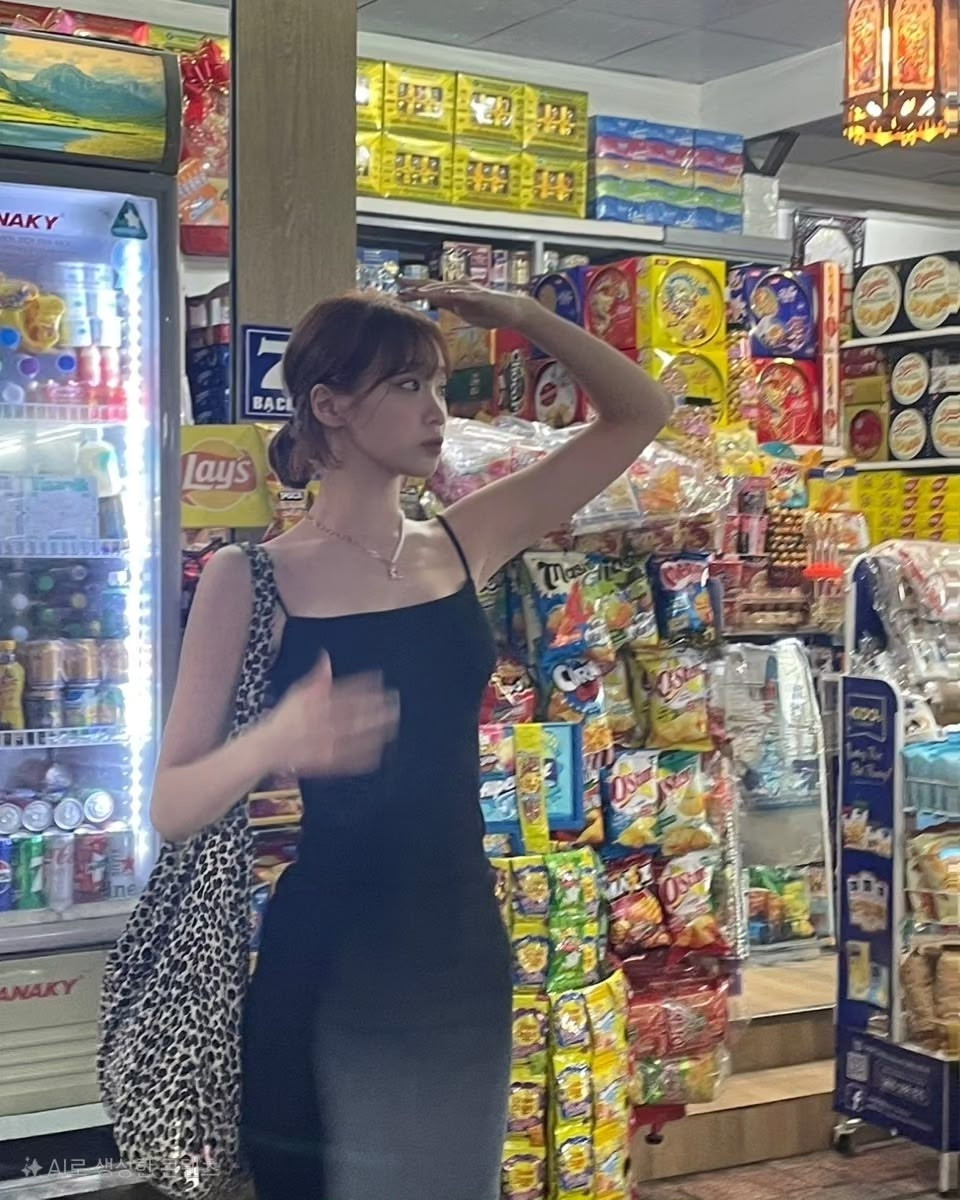 Trong loạt ảnh, Kim Chae Won check-in ở một số địa điểm rất quen thuộc và bình dị như quan tạp hóa, quán ăn hay đường phố Nha Trang.