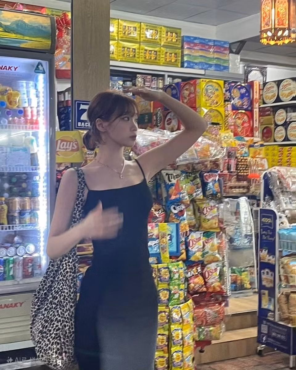 Trong loạt ảnh, Kim Chae Won check-in ở một số địa điểm rất quen thuộc và bình dị như quan tạp hóa, quán ăn hay đường phố Nha Trang.